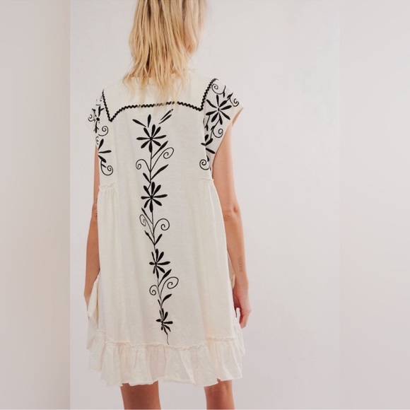 Embroidered White and Black Women's Top - Picture 4 of 10